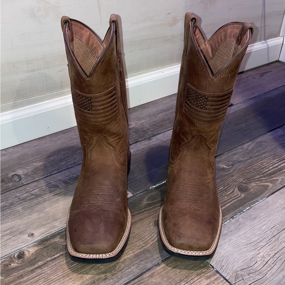 Ariat cowboy boots, barely worn in great condition and are high quality boots